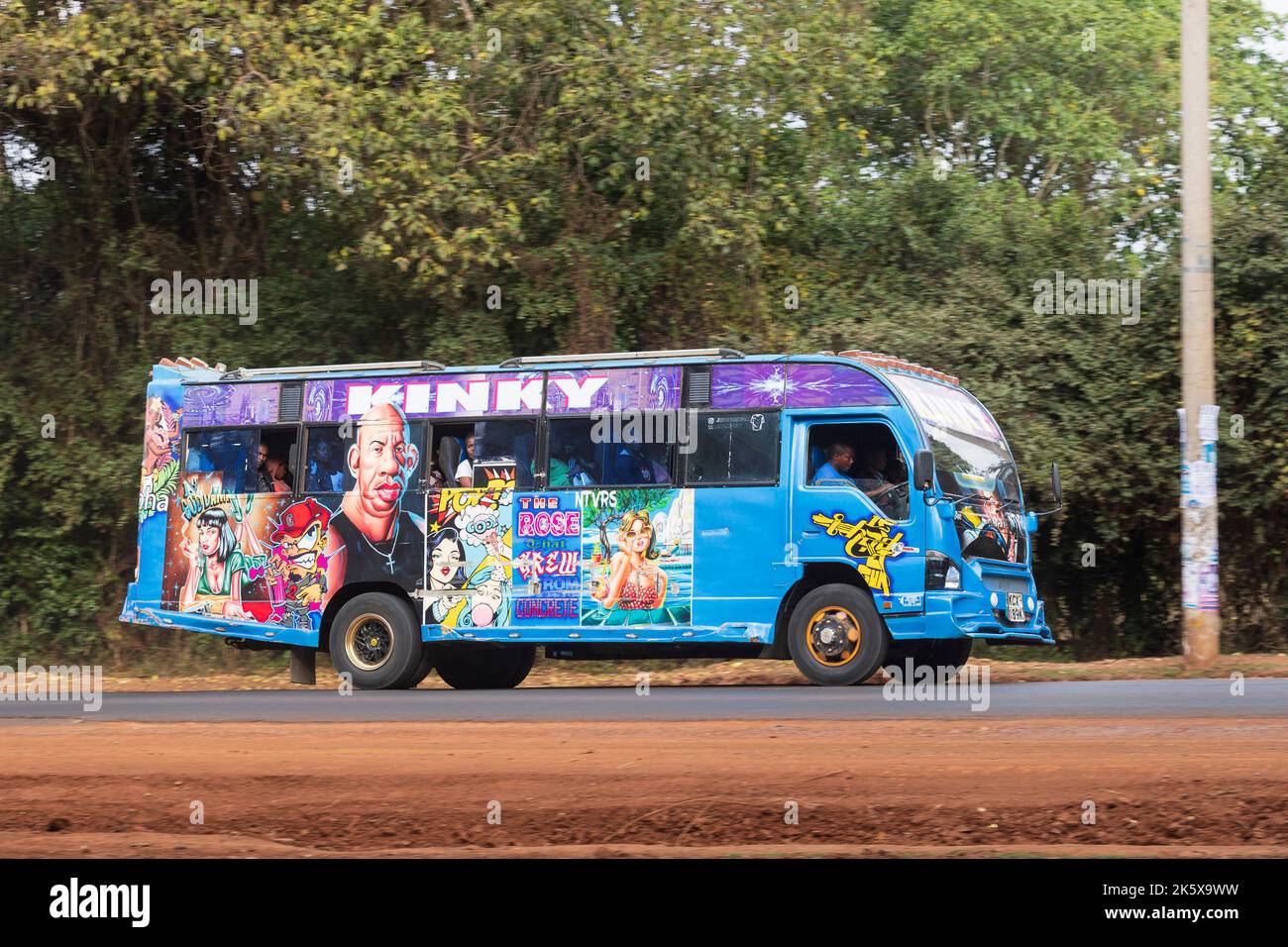 Un autobus con verniciatura personalizzata che guida lungo Ngong Road vicino al bivio con Oloolua Close. Molti autobus a Nairobi hanno vernice personalizzata, una vasta gamma o Foto Stock
