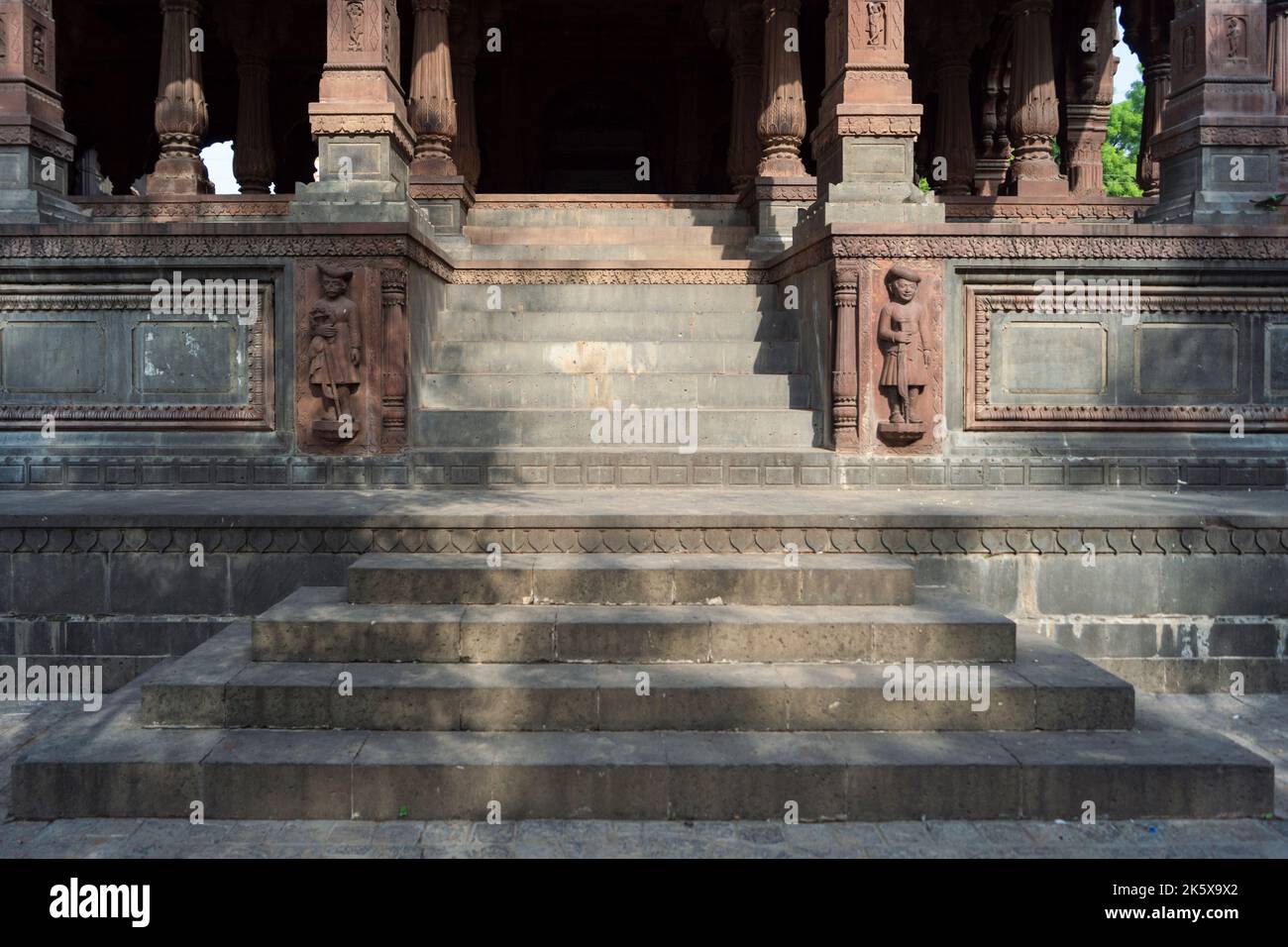 Scale di ingresso accolgono sculture di Krishnapura Chhatri, Indore, Madhya Pradesh. Architettura indiana. Antica architettura del tempio indiano. Foto Stock