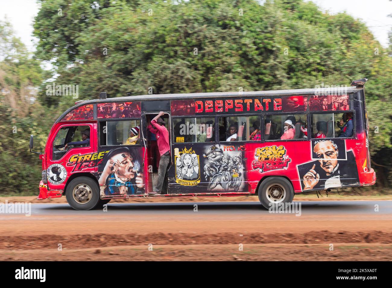 Un autobus con verniciatura personalizzata che guida lungo Ngong Road vicino al bivio con Oloolua Close. Molti autobus a Nairobi hanno vernice personalizzata, una vasta gamma o Foto Stock