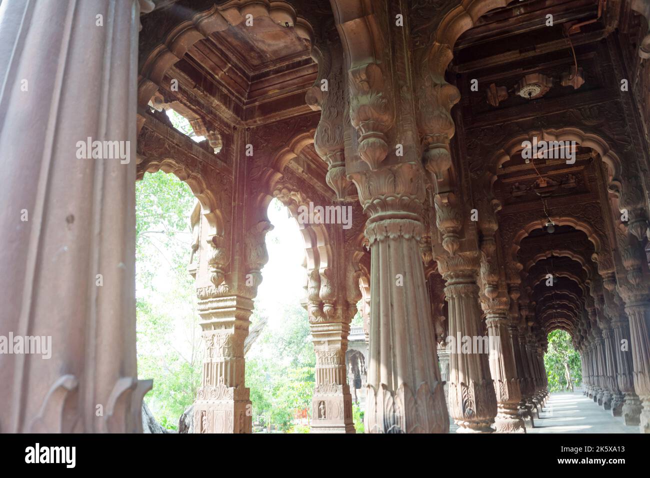 Colonne e archi di Krishnapura Chhatri, Indore, Madhya Pradesh. Architettura indiana. Antica architettura del tempio indiano. Foto Stock