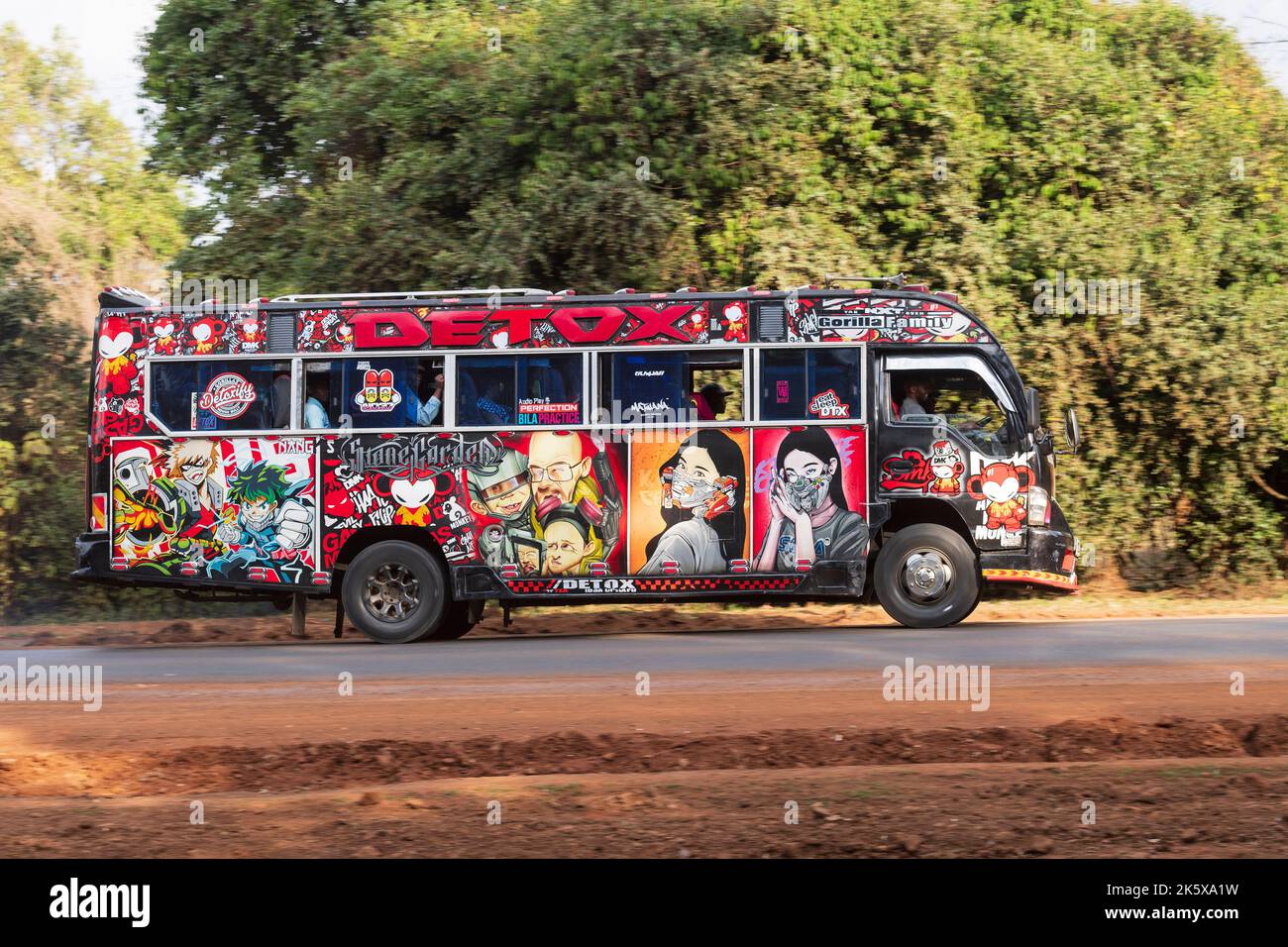 Un autobus con verniciatura personalizzata che guida lungo Ngong Road vicino al bivio con Oloolua Close. Molti autobus a Nairobi hanno vernice personalizzata, una vasta gamma o Foto Stock