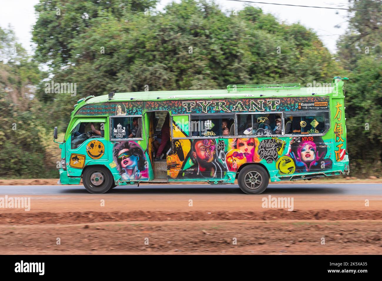 Un autobus con verniciatura personalizzata che guida lungo Ngong Road vicino al bivio con Oloolua Close. Molti autobus a Nairobi hanno vernice personalizzata, una vasta gamma o Foto Stock