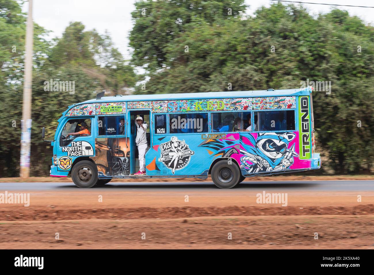 Un autobus con verniciatura personalizzata che guida lungo Ngong Road vicino al bivio con Oloolua Close. Molti autobus a Nairobi hanno vernice personalizzata, una vasta gamma o Foto Stock