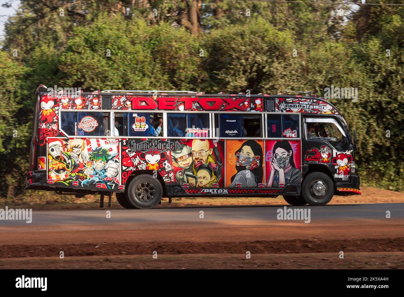 Un autobus con verniciatura personalizzata che guida lungo Ngong Road vicino al bivio con Oloolua Close. Molti autobus a Nairobi hanno vernice personalizzata, una vasta gamma o Foto Stock