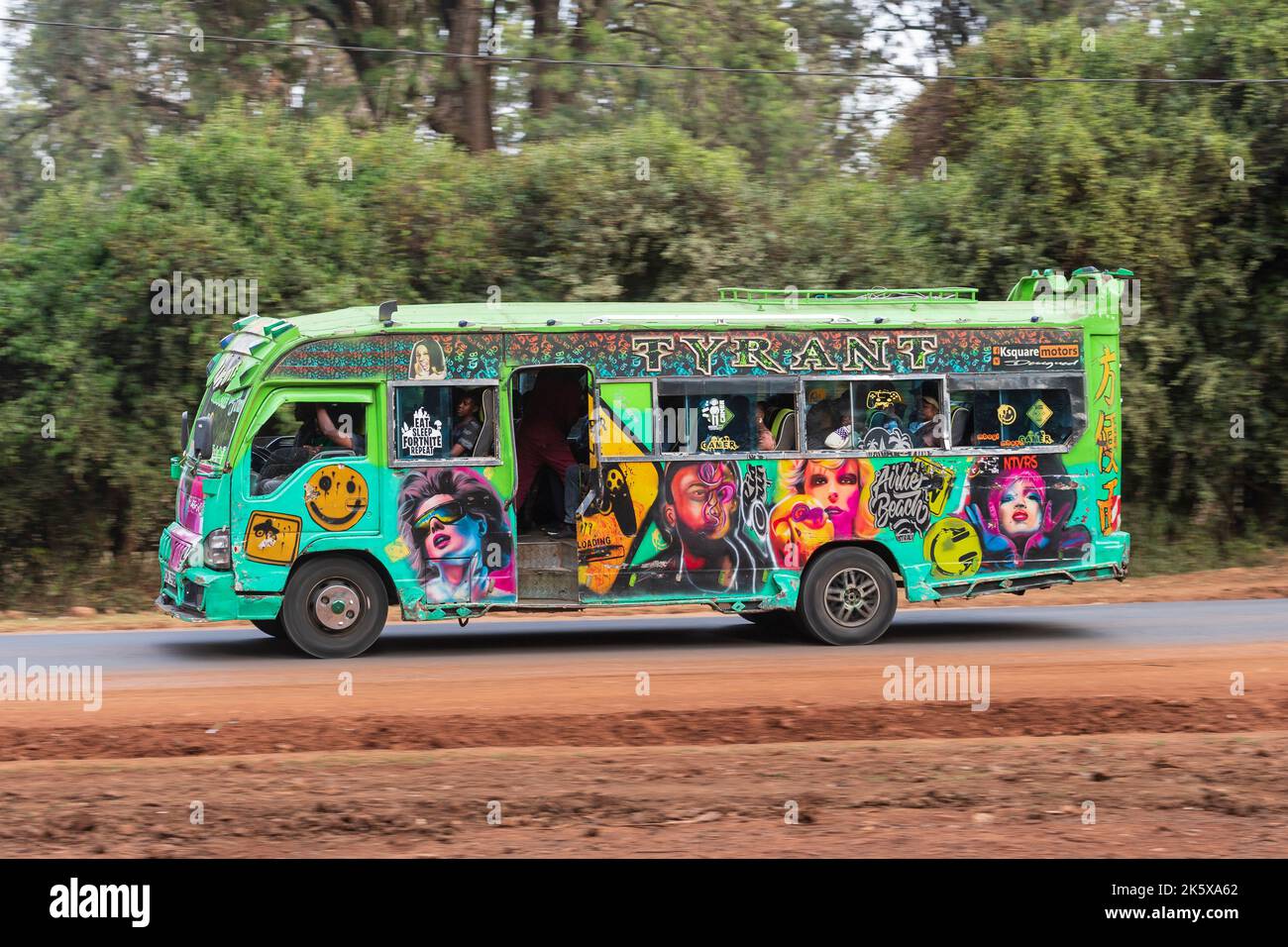 Un autobus con verniciatura personalizzata che guida lungo Ngong Road vicino al bivio con Oloolua Close. Molti autobus a Nairobi hanno vernice personalizzata, una vasta gamma o Foto Stock