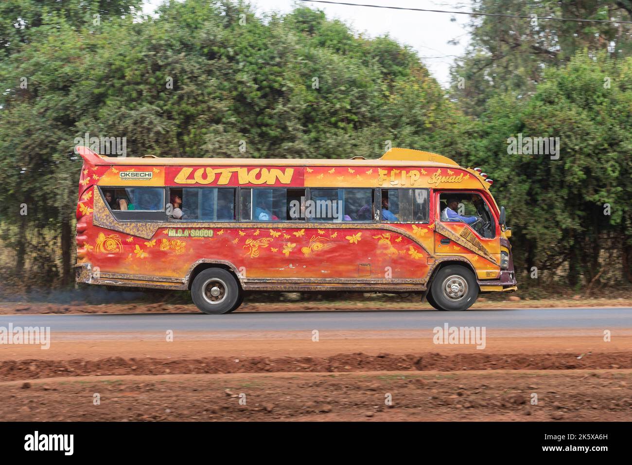 Un autobus con verniciatura personalizzata che guida lungo Ngong Road vicino al bivio con Oloolua Close. Molti autobus a Nairobi hanno vernice personalizzata, una vasta gamma o Foto Stock