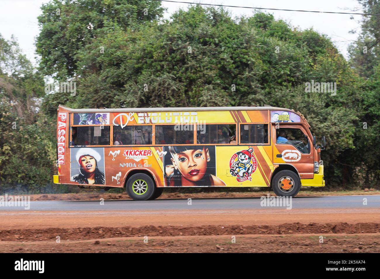 Un autobus con verniciatura personalizzata che guida lungo Ngong Road vicino al bivio con Oloolua Close. Molti autobus a Nairobi hanno vernice personalizzata, una vasta gamma o Foto Stock