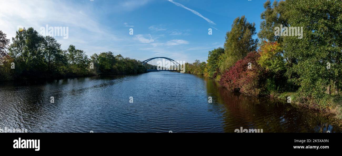 Fiume Lune con ponte vicino a Speckje, Loxstedt, Cuxhaven, bassa Sassonia, Germania Foto Stock