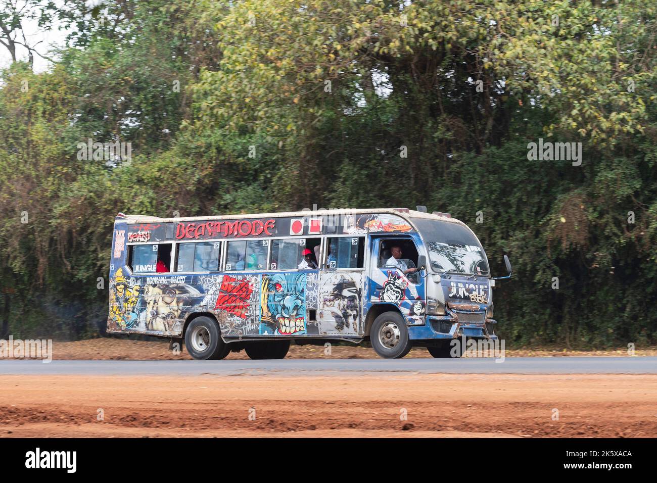 Un autobus con verniciatura personalizzata che guida lungo Ngong Road vicino al bivio con Oloolua Close. Molti autobus a Nairobi hanno vernice personalizzata, una vasta gamma o Foto Stock