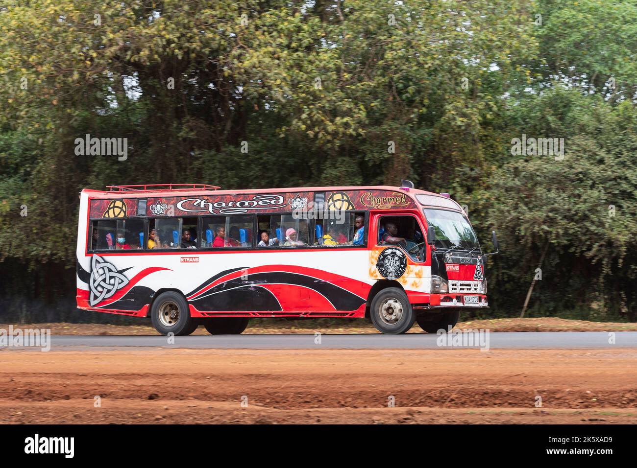 Un autobus con verniciatura personalizzata che guida lungo Ngong Road vicino al bivio con Oloolua Close. Molti autobus a Nairobi hanno vernice personalizzata, una vasta gamma o Foto Stock