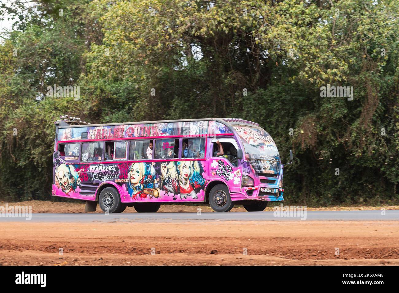Un autobus con verniciatura personalizzata che guida lungo Ngong Road vicino al bivio con Oloolua Close. Molti autobus a Nairobi hanno vernice personalizzata, una vasta gamma o Foto Stock