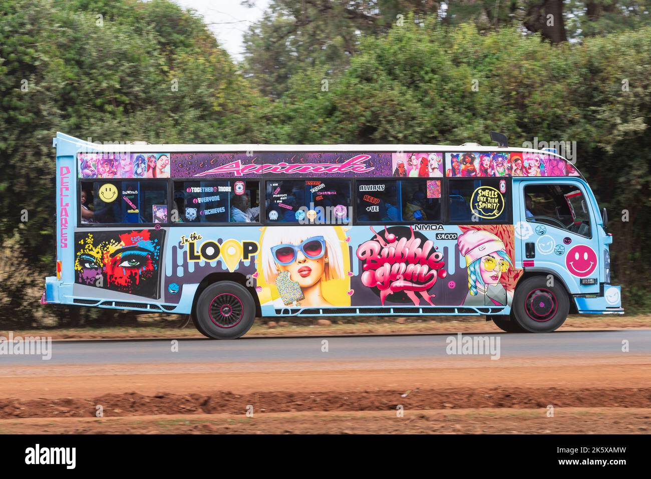 Un autobus con verniciatura personalizzata che guida lungo Ngong Road vicino al bivio con Oloolua Close. Molti autobus a Nairobi hanno vernice personalizzata, una vasta gamma o Foto Stock