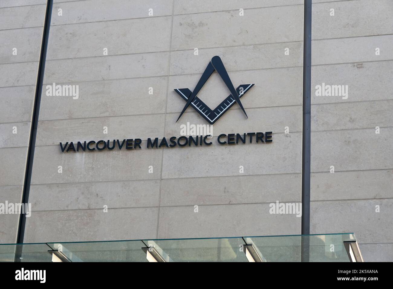 Cartello Vancouver Masonic Centre con simbolo quadrato e bussole, Vancouver, British Columbia, Nord America Foto Stock