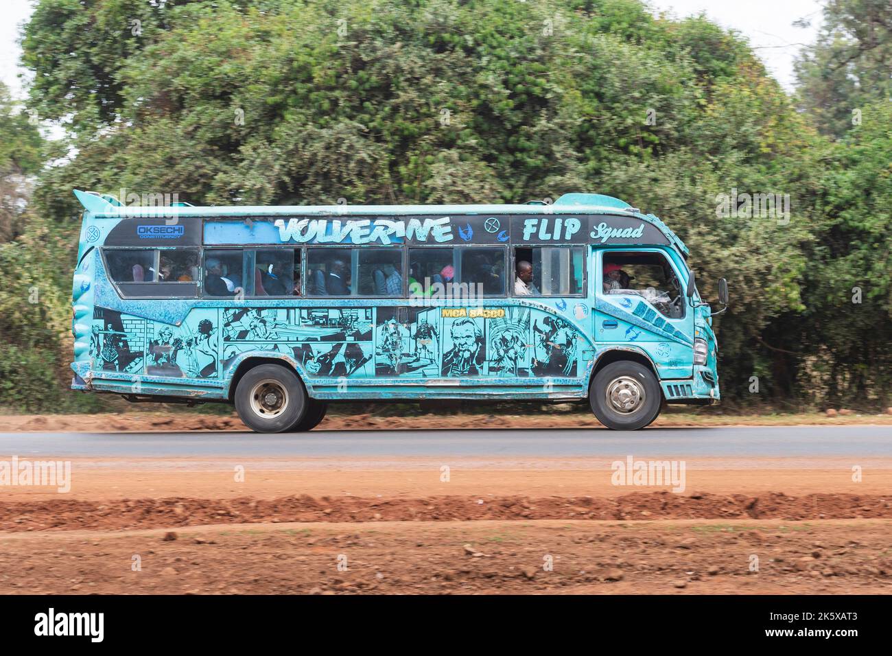 Un autobus con verniciatura personalizzata che guida lungo Ngong Road vicino al bivio con Oloolua Close. Molti autobus a Nairobi hanno vernice personalizzata, una vasta gamma o Foto Stock