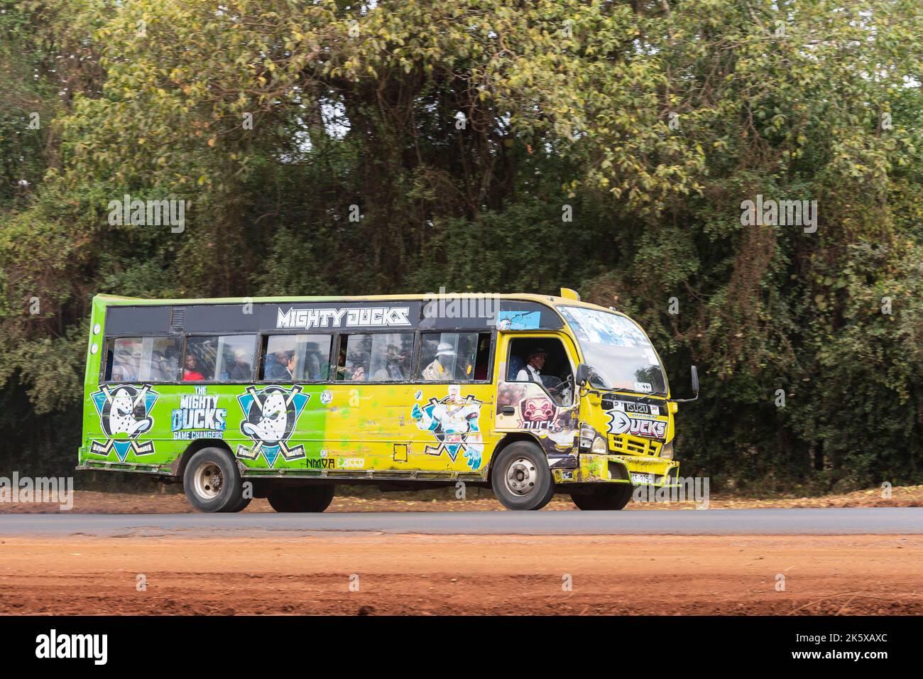 Un autobus con verniciatura personalizzata che guida lungo Ngong Road vicino al bivio con Oloolua Close. Molti autobus a Nairobi hanno vernice personalizzata, una vasta gamma o Foto Stock