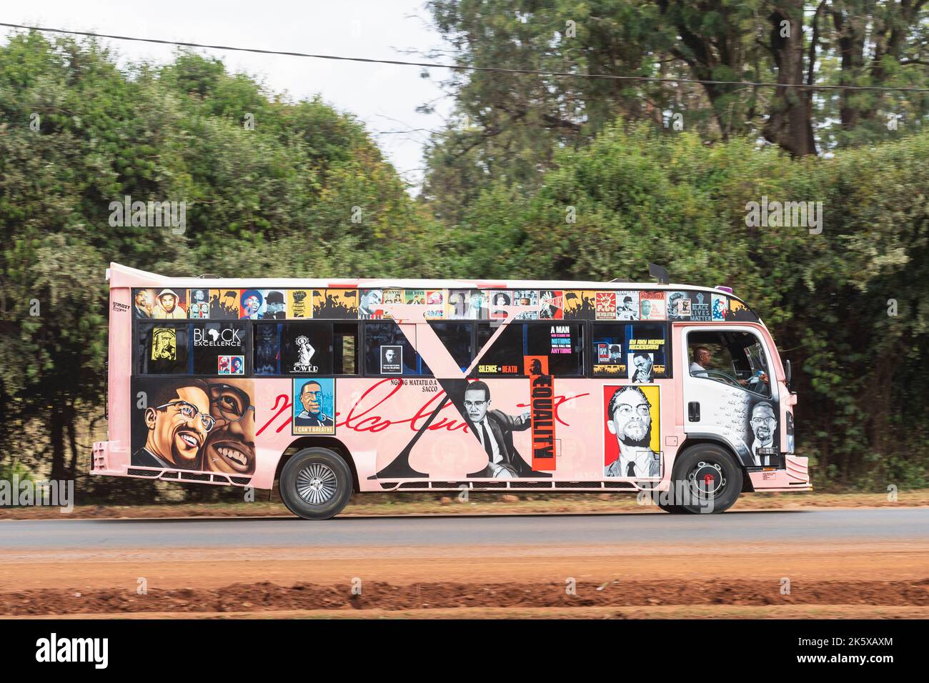 Un autobus con verniciatura personalizzata che guida lungo Ngong Road vicino al bivio con Oloolua Close. Molti autobus a Nairobi hanno vernice personalizzata, una vasta gamma o Foto Stock