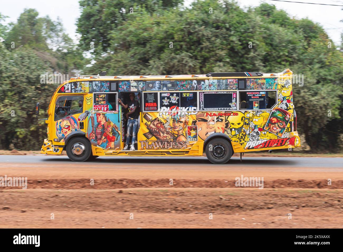 Un autobus con verniciatura personalizzata che guida lungo Ngong Road vicino al bivio con Oloolua Close. Molti autobus a Nairobi hanno vernice personalizzata, una vasta gamma o Foto Stock