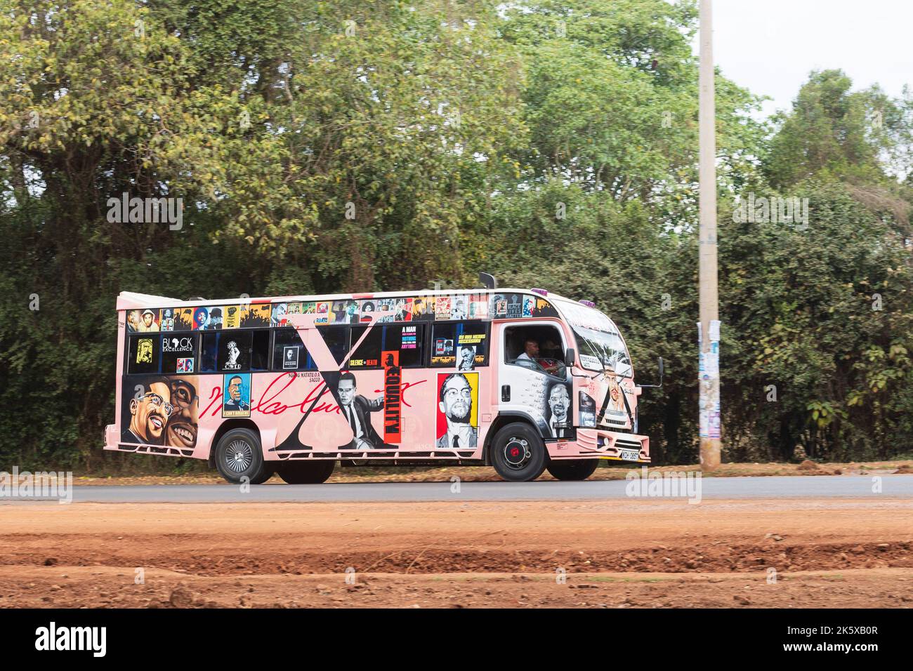 Un autobus con verniciatura personalizzata che guida lungo Ngong Road vicino al bivio con Oloolua Close. Molti autobus a Nairobi hanno vernice personalizzata, una vasta gamma o Foto Stock
