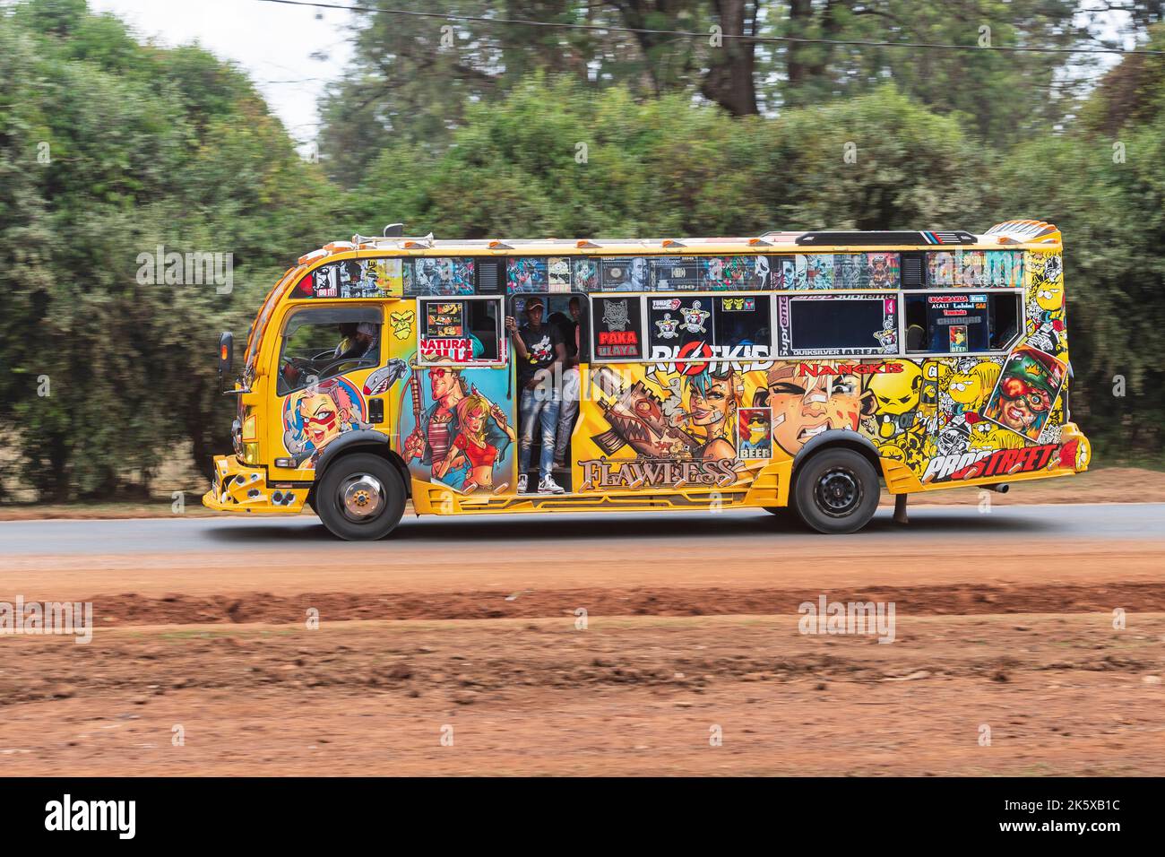 Un autobus con verniciatura personalizzata che guida lungo Ngong Road vicino al bivio con Oloolua Close. Molti autobus a Nairobi hanno vernice personalizzata, una vasta gamma o Foto Stock
