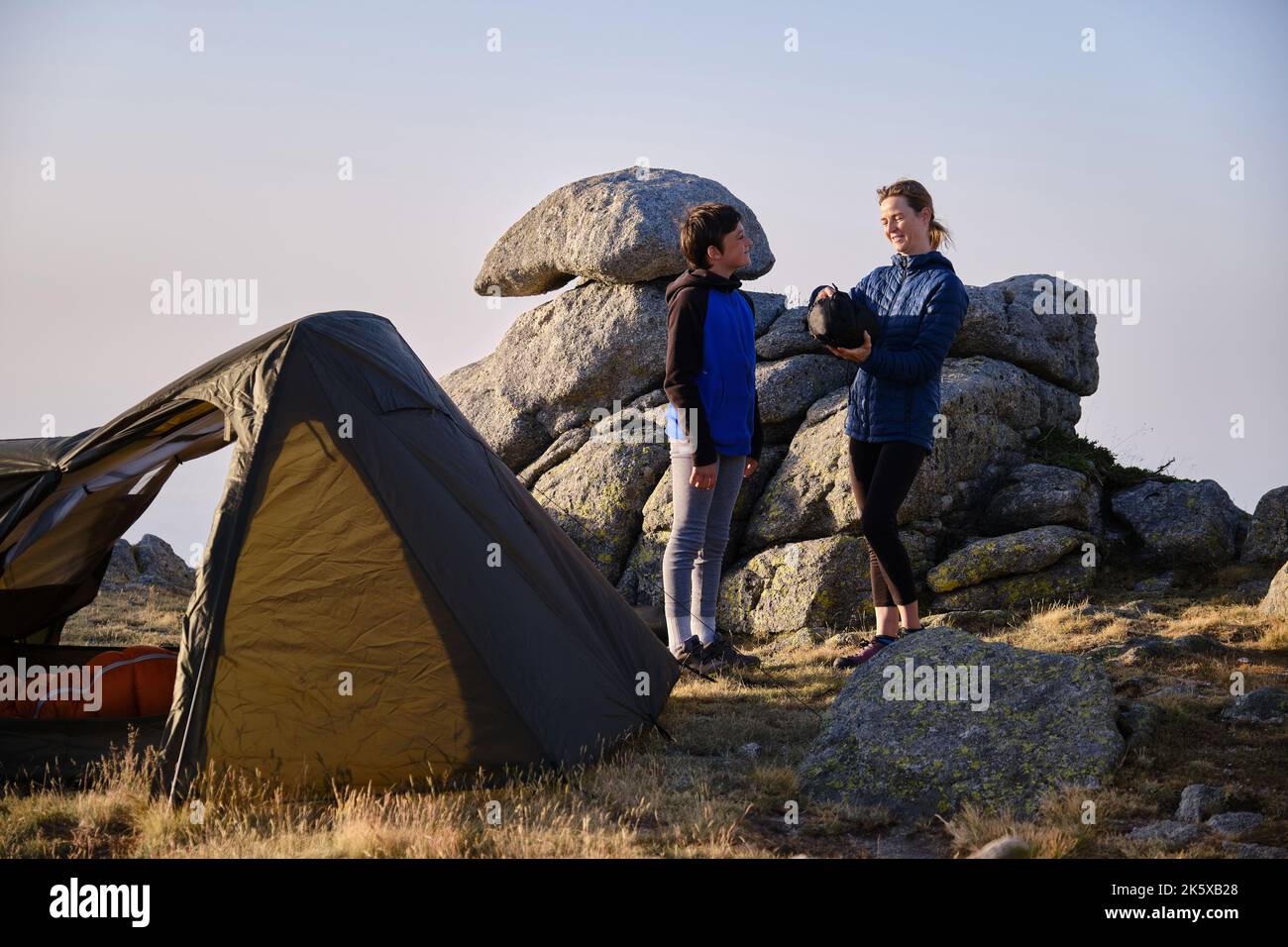 Madre e bambino al mattino fuori della tenda Foto Stock