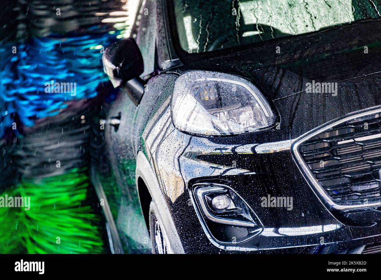 Un veicolo in un autolavaggio automatico. Foto Stock