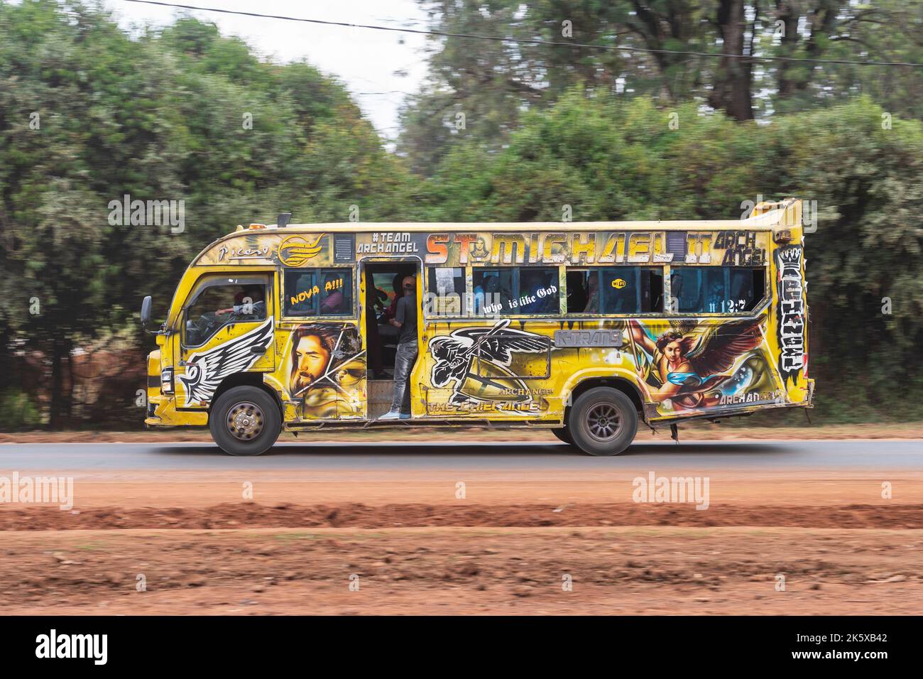 Un autobus con verniciatura personalizzata che guida lungo Ngong Road vicino al bivio con Oloolua Close. Molti autobus a Nairobi hanno vernice personalizzata, una vasta gamma o Foto Stock