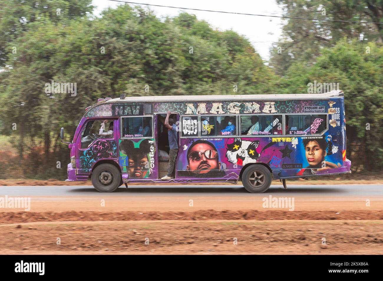 Un autobus con verniciatura personalizzata che guida lungo Ngong Road vicino al bivio con Oloolua Close. Molti autobus a Nairobi hanno vernice personalizzata, una vasta gamma o Foto Stock