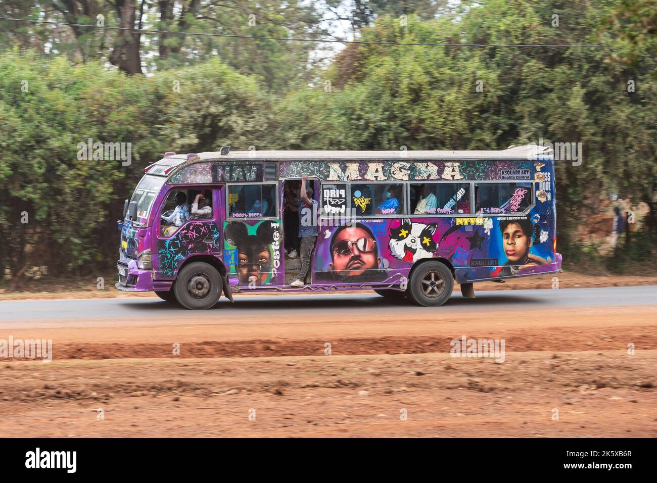 Un autobus con verniciatura personalizzata che guida lungo Ngong Road vicino al bivio con Oloolua Close. Molti autobus a Nairobi hanno vernice personalizzata, una vasta gamma o Foto Stock