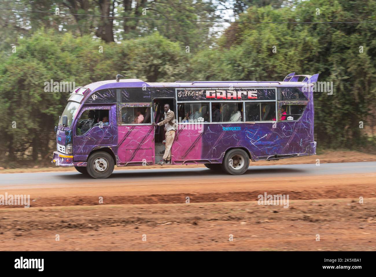 Un autobus con verniciatura personalizzata che guida lungo Ngong Road vicino al bivio con Oloolua Close. Molti autobus a Nairobi hanno vernice personalizzata, una vasta gamma o Foto Stock