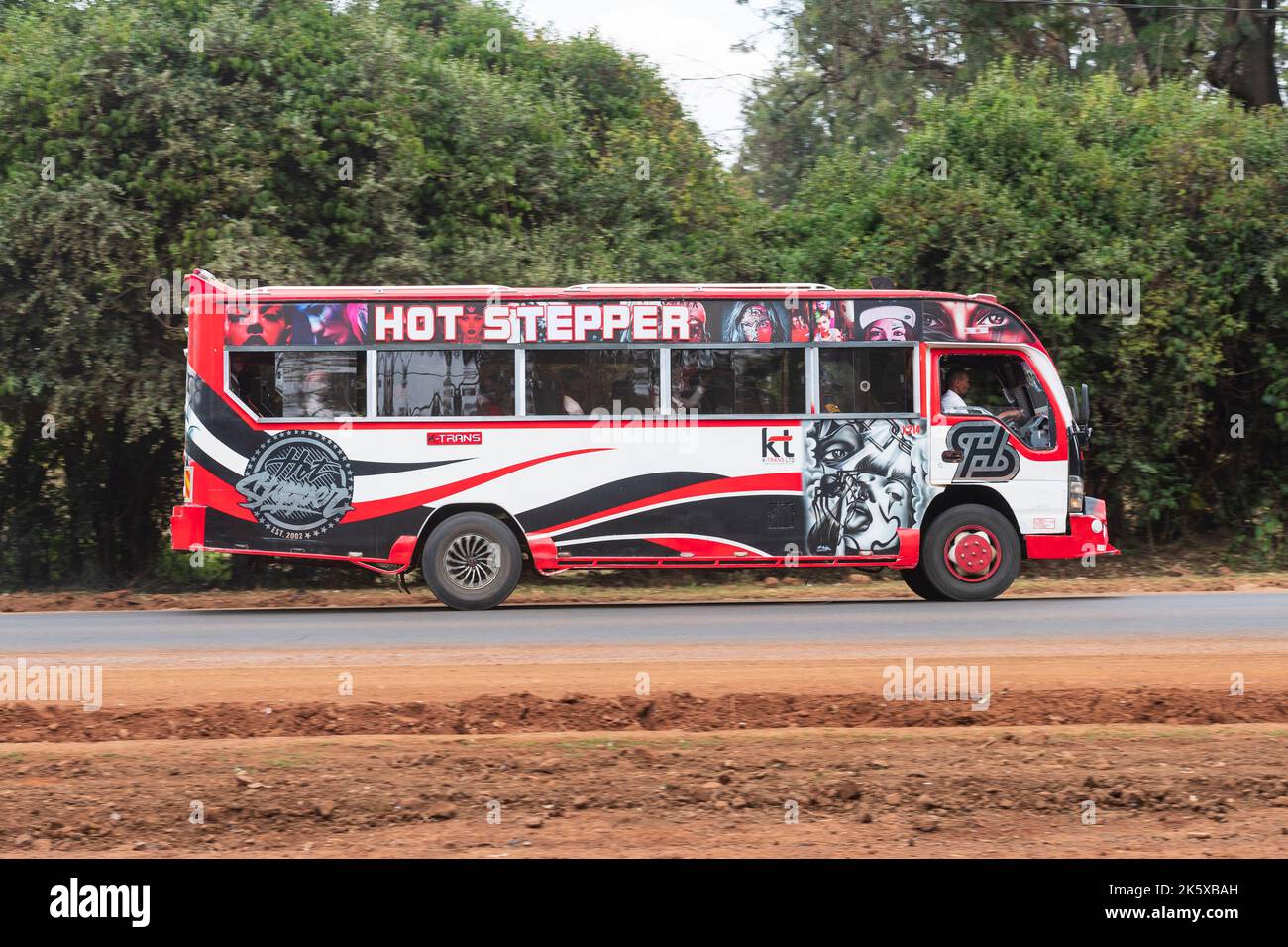 Un autobus con verniciatura personalizzata che guida lungo Ngong Road vicino al bivio con Oloolua Close. Molti autobus a Nairobi hanno vernice personalizzata, una vasta gamma o Foto Stock