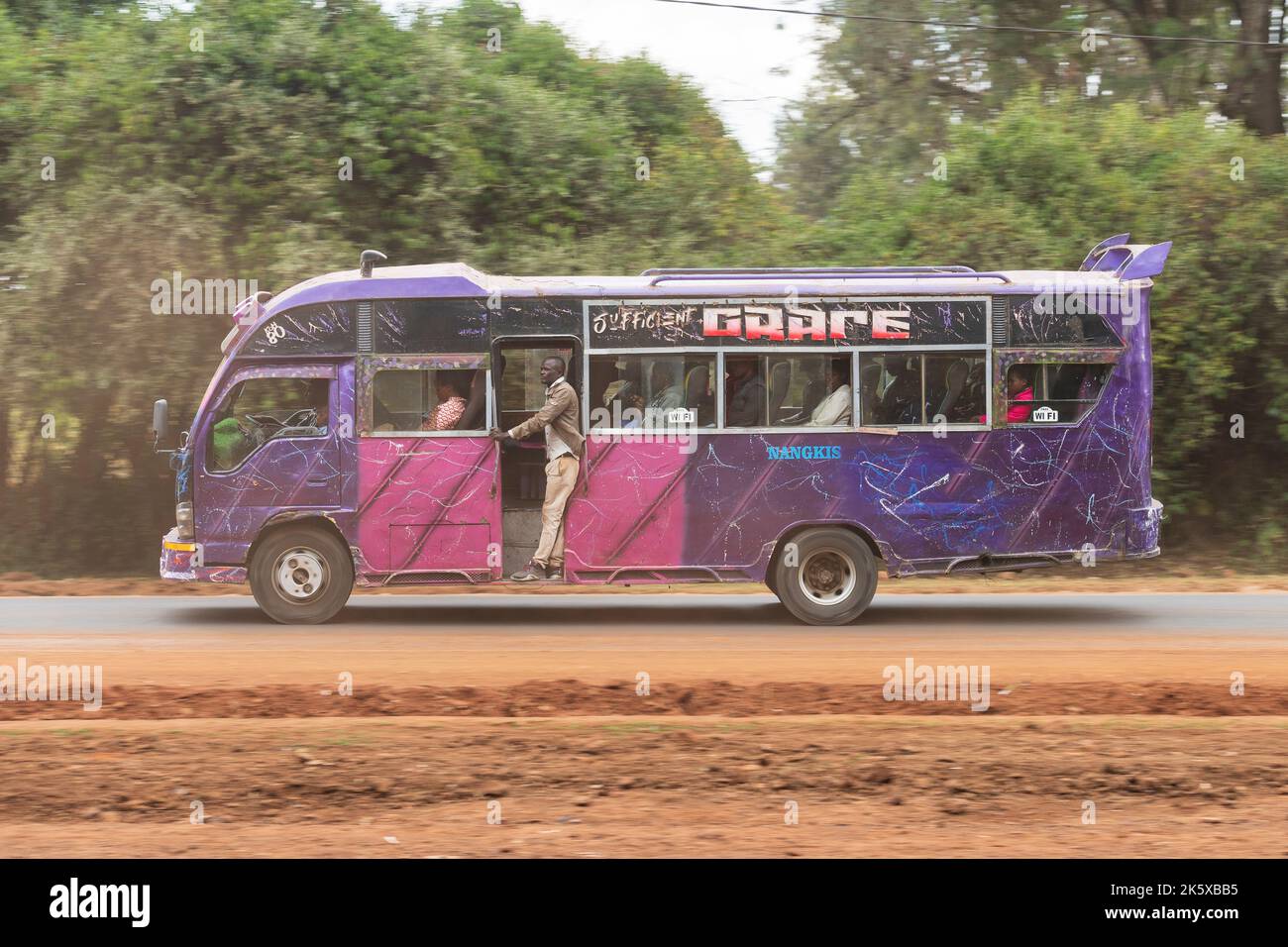 Un autobus con verniciatura personalizzata che guida lungo Ngong Road vicino al bivio con Oloolua Close. Molti autobus a Nairobi hanno vernice personalizzata, una vasta gamma o Foto Stock