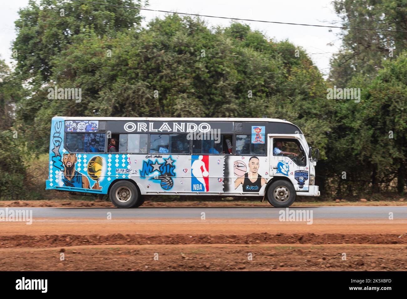 Un autobus con verniciatura personalizzata che guida lungo Ngong Road vicino al bivio con Oloolua Close. Molti autobus a Nairobi hanno vernice personalizzata, una vasta gamma o Foto Stock