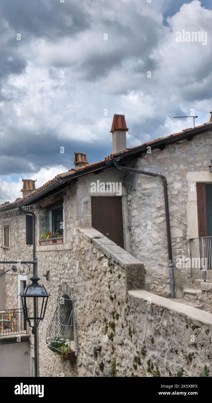 Tipiche vecchie case in pietra in una città italiana in montagna Foto Stock