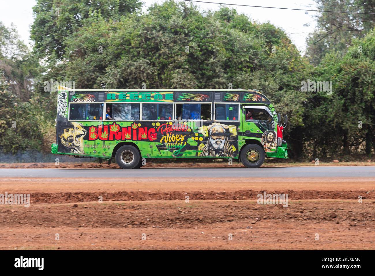 Un autobus con verniciatura personalizzata che guida lungo Ngong Road vicino al bivio con Oloolua Close. Molti autobus a Nairobi hanno vernice personalizzata, una vasta gamma o Foto Stock