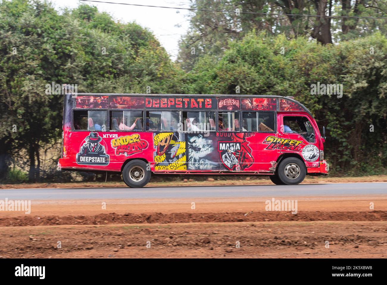 Un autobus con verniciatura personalizzata che guida lungo Ngong Road vicino al bivio con Oloolua Close. Molti autobus a Nairobi hanno vernice personalizzata, una vasta gamma o Foto Stock