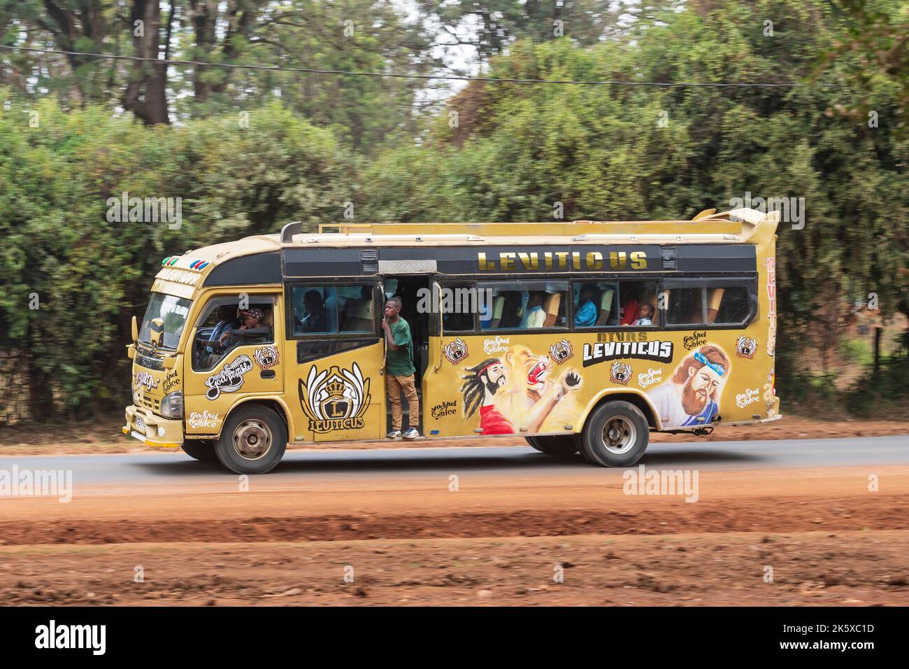 Un autobus con verniciatura personalizzata che guida lungo Ngong Road vicino al bivio con Oloolua Close. Molti autobus a Nairobi hanno vernice personalizzata, una vasta gamma o Foto Stock