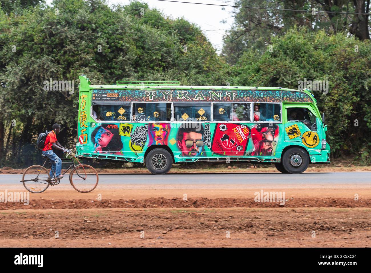 Un autobus con verniciatura personalizzata che guida lungo Ngong Road vicino al bivio con Oloolua Close. Molti autobus a Nairobi hanno vernice personalizzata, una vasta gamma o Foto Stock