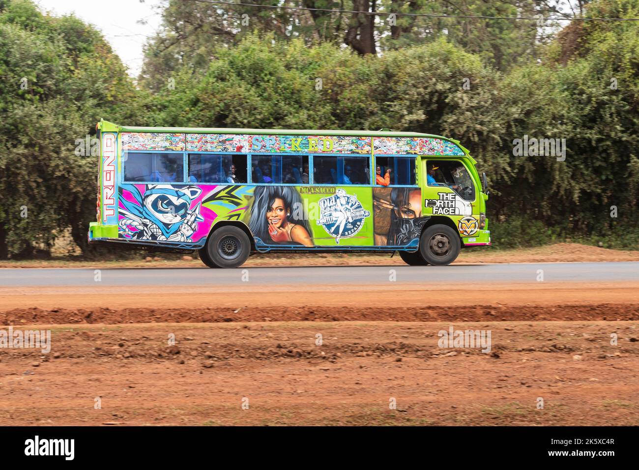 Un autobus con verniciatura personalizzata che guida lungo Ngong Road vicino al bivio con Oloolua Close. Molti autobus a Nairobi hanno vernice personalizzata, una vasta gamma o Foto Stock