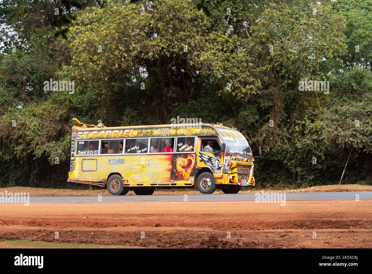 Un autobus con verniciatura personalizzata che guida lungo Ngong Road vicino al bivio con Oloolua Close. Molti autobus a Nairobi hanno vernice personalizzata, una vasta gamma o Foto Stock