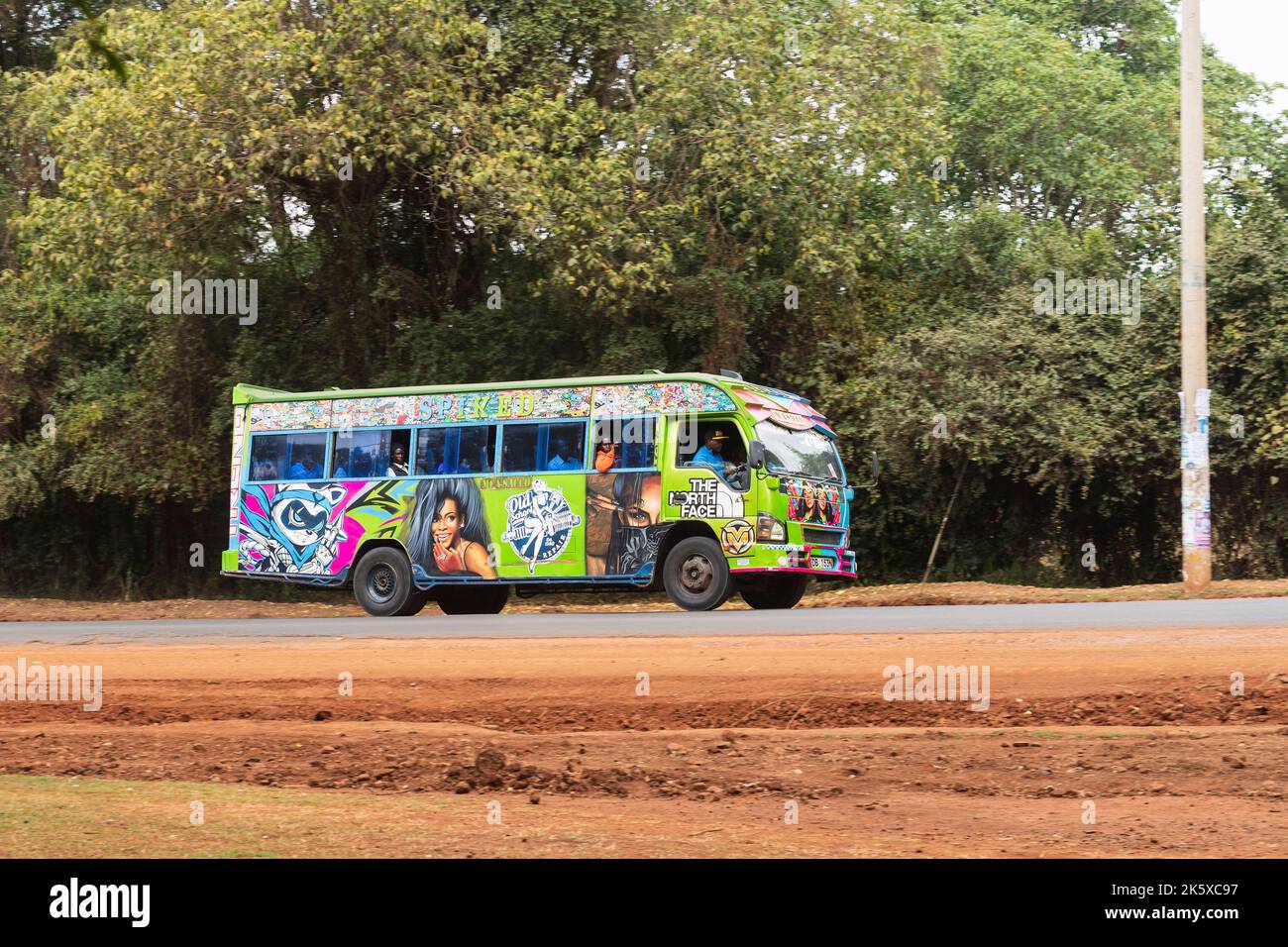Un autobus con verniciatura personalizzata che guida lungo Ngong Road vicino al bivio con Oloolua Close. Molti autobus a Nairobi hanno vernice personalizzata, una vasta gamma o Foto Stock