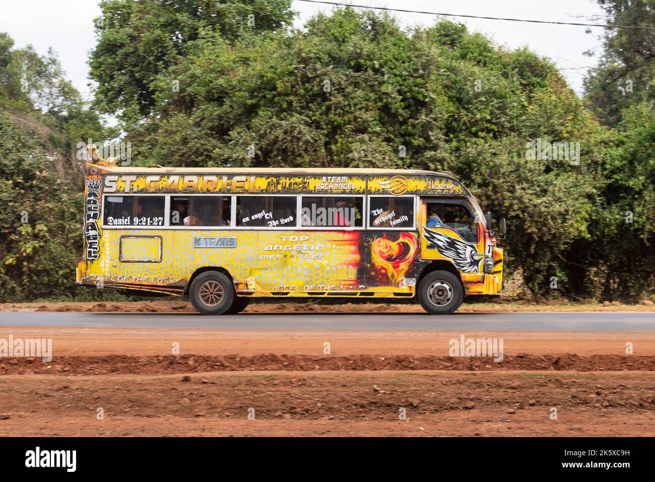Un autobus con verniciatura personalizzata che guida lungo Ngong Road vicino al bivio con Oloolua Close. Molti autobus a Nairobi hanno vernice personalizzata, una vasta gamma o Foto Stock