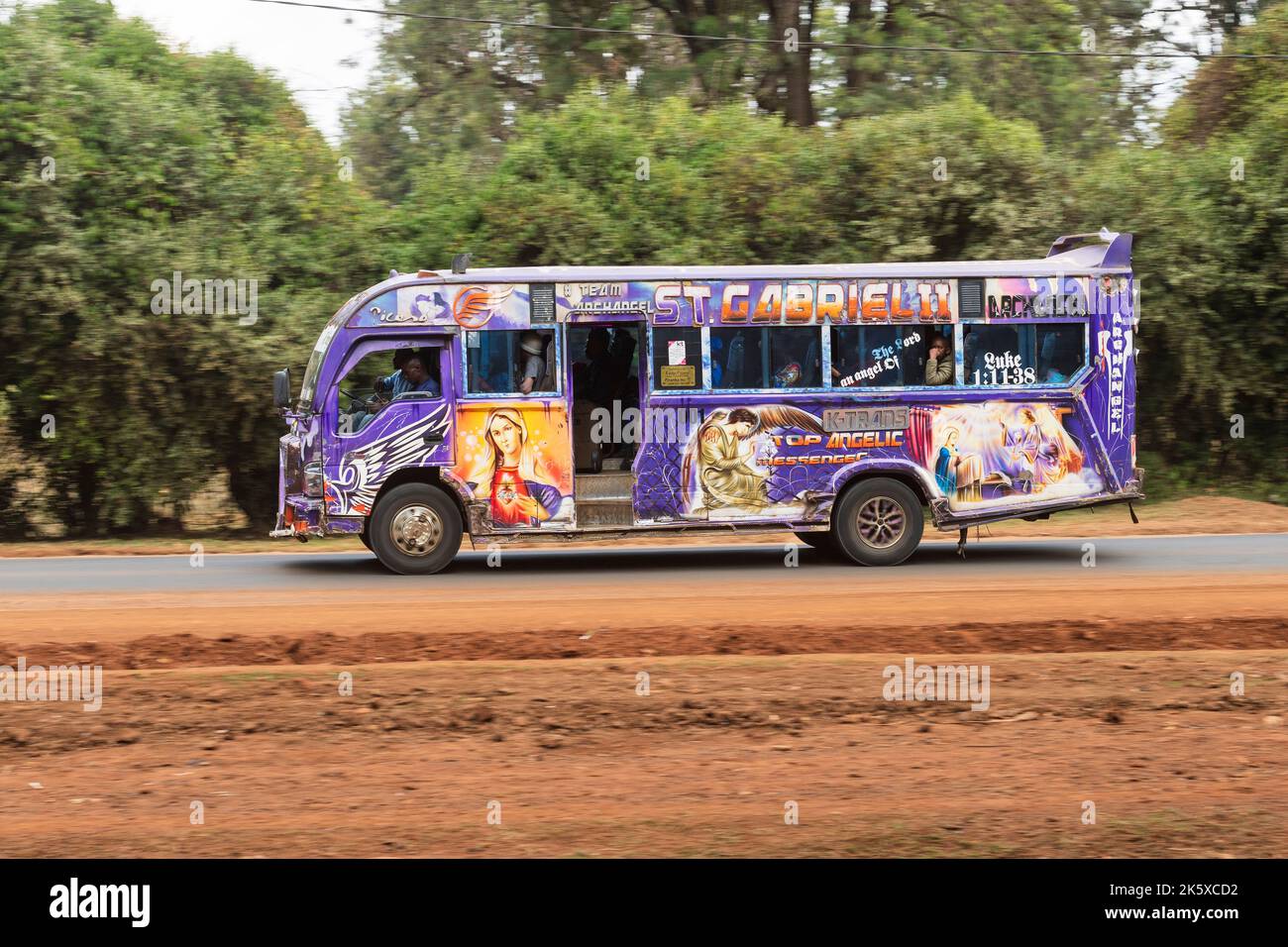 Un autobus con verniciatura personalizzata che guida lungo Ngong Road vicino al bivio con Oloolua Close. Molti autobus a Nairobi hanno vernice personalizzata, una vasta gamma o Foto Stock