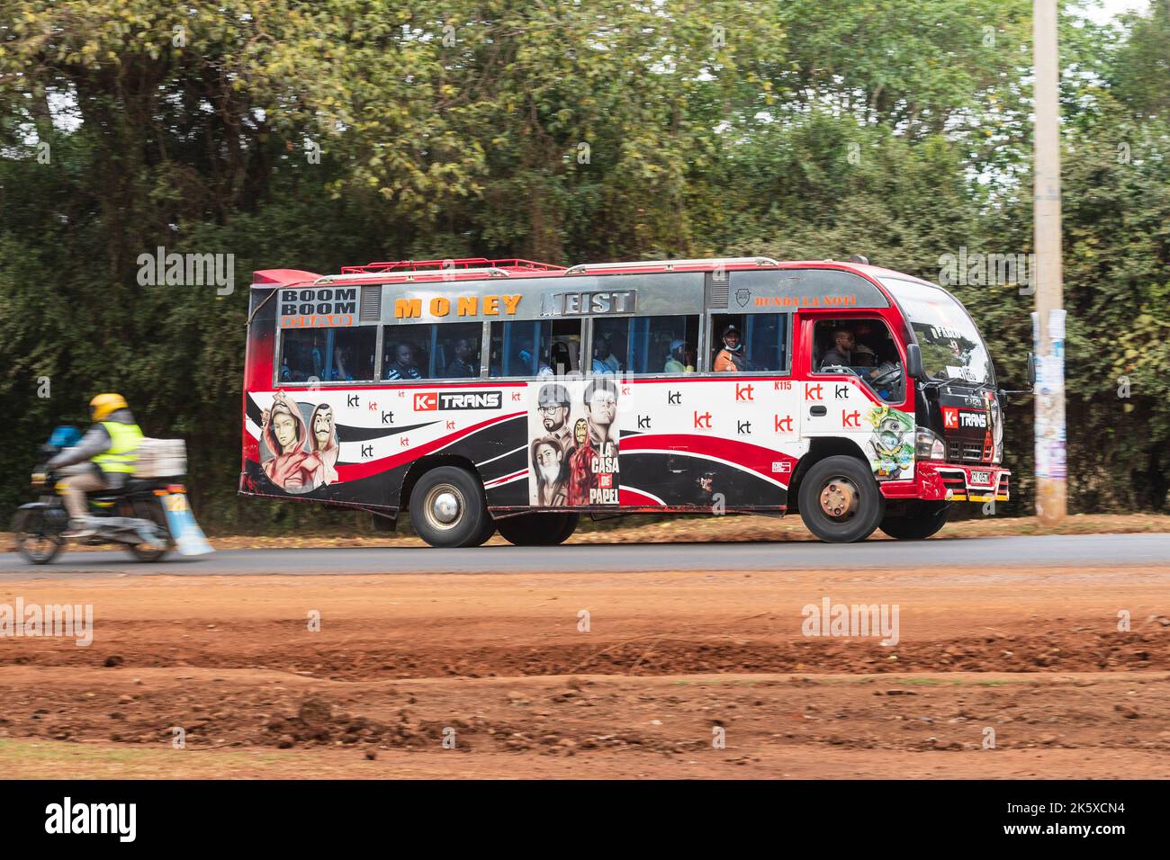 Un autobus con verniciatura personalizzata che guida lungo Ngong Road vicino al bivio con Oloolua Close. Molti autobus a Nairobi hanno vernice personalizzata, una vasta gamma o Foto Stock