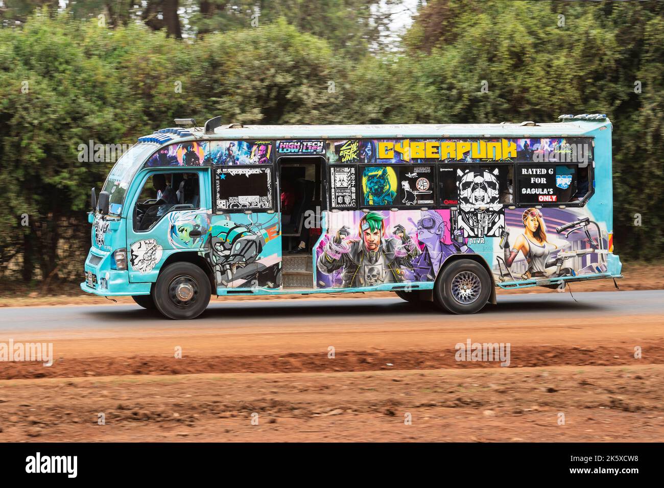 Un autobus con verniciatura personalizzata che guida lungo Ngong Road vicino al bivio con Oloolua Close. Molti autobus a Nairobi hanno vernice personalizzata, una vasta gamma o Foto Stock