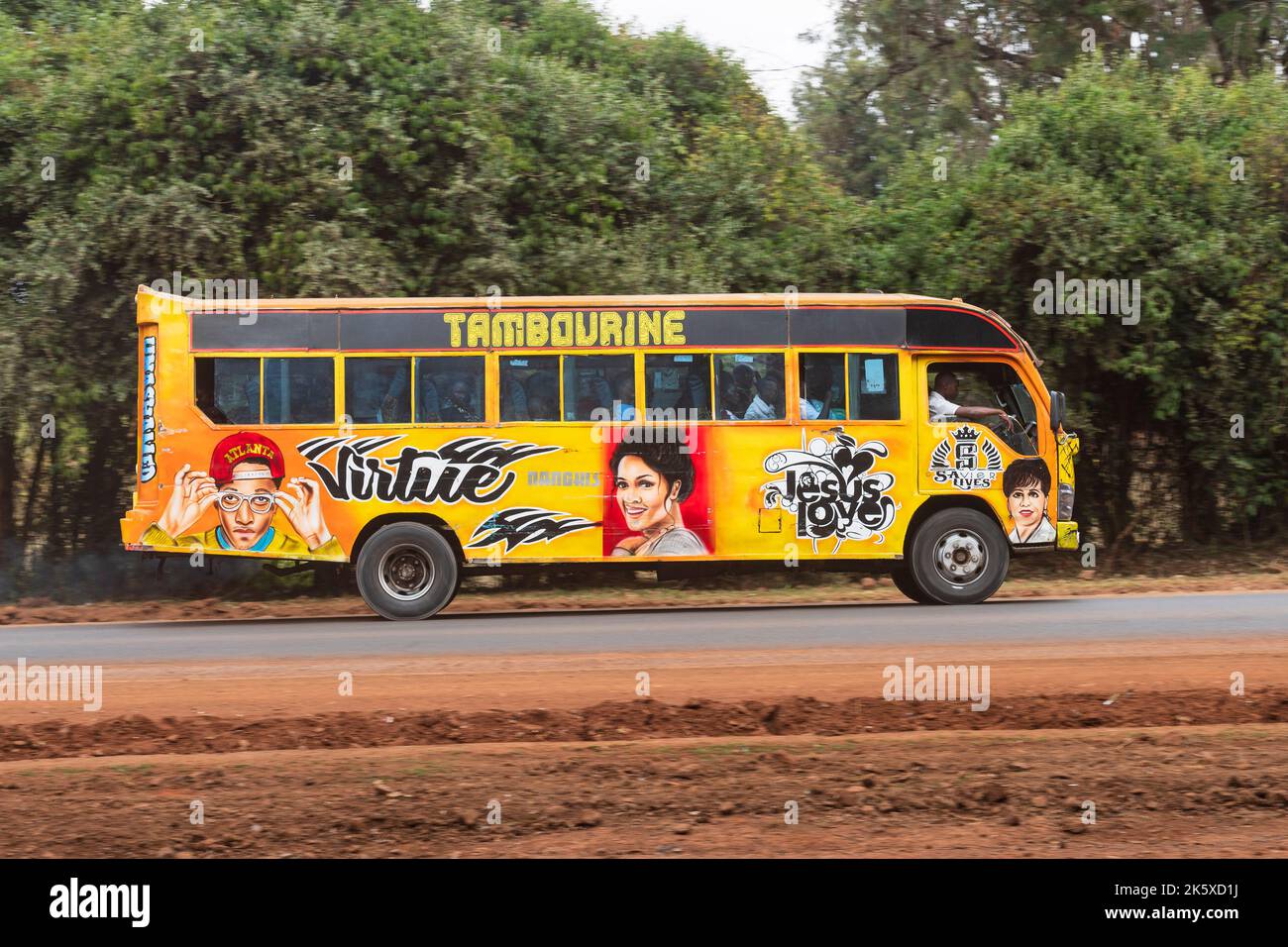 Un autobus con verniciatura personalizzata che guida lungo Ngong Road vicino al bivio con Oloolua Close. Molti autobus a Nairobi hanno vernice personalizzata, una vasta gamma o Foto Stock