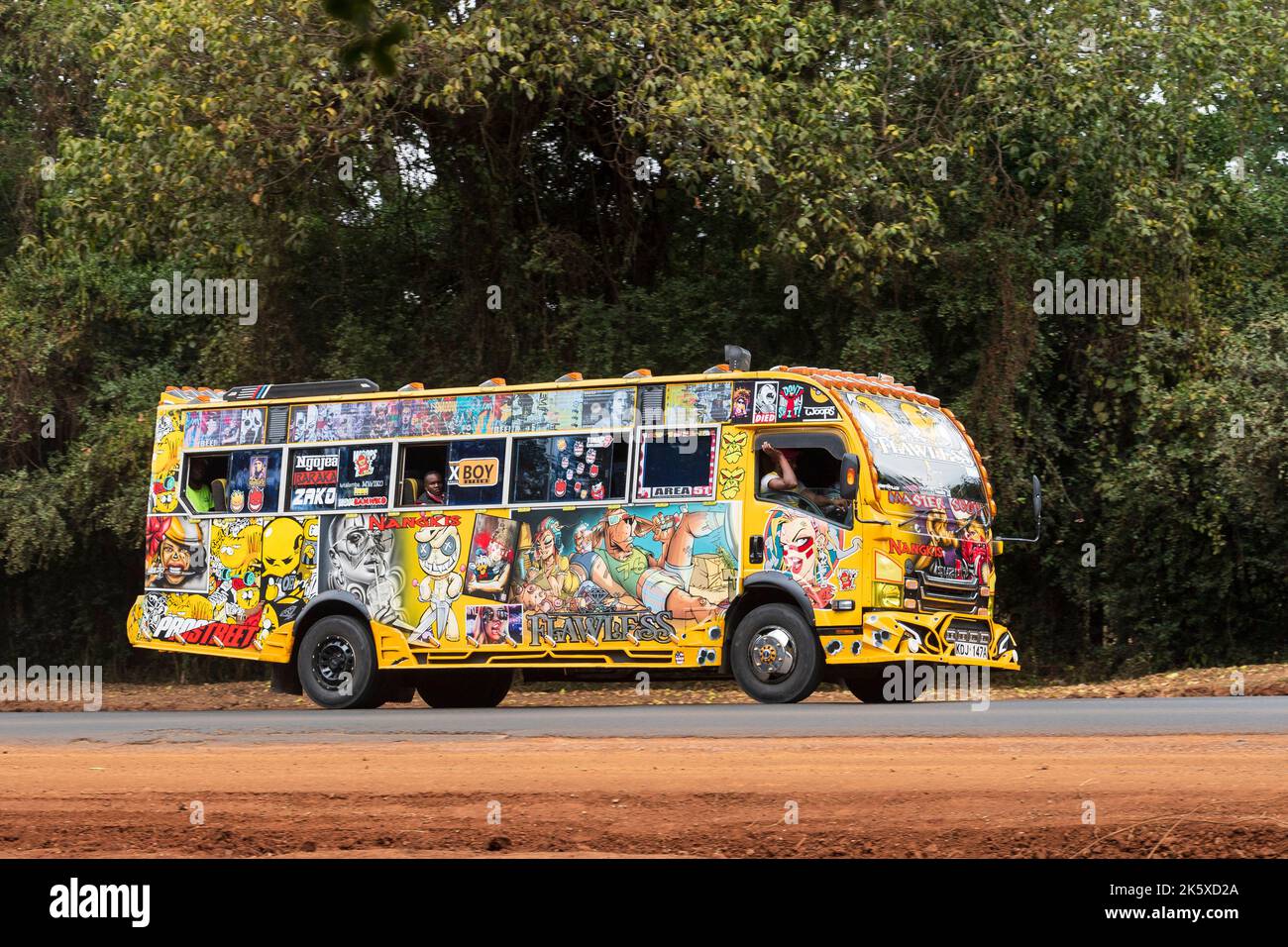 Un autobus con verniciatura personalizzata che guida lungo Ngong Road vicino al bivio con Oloolua Close. Molti autobus a Nairobi hanno vernice personalizzata, una vasta gamma o Foto Stock
