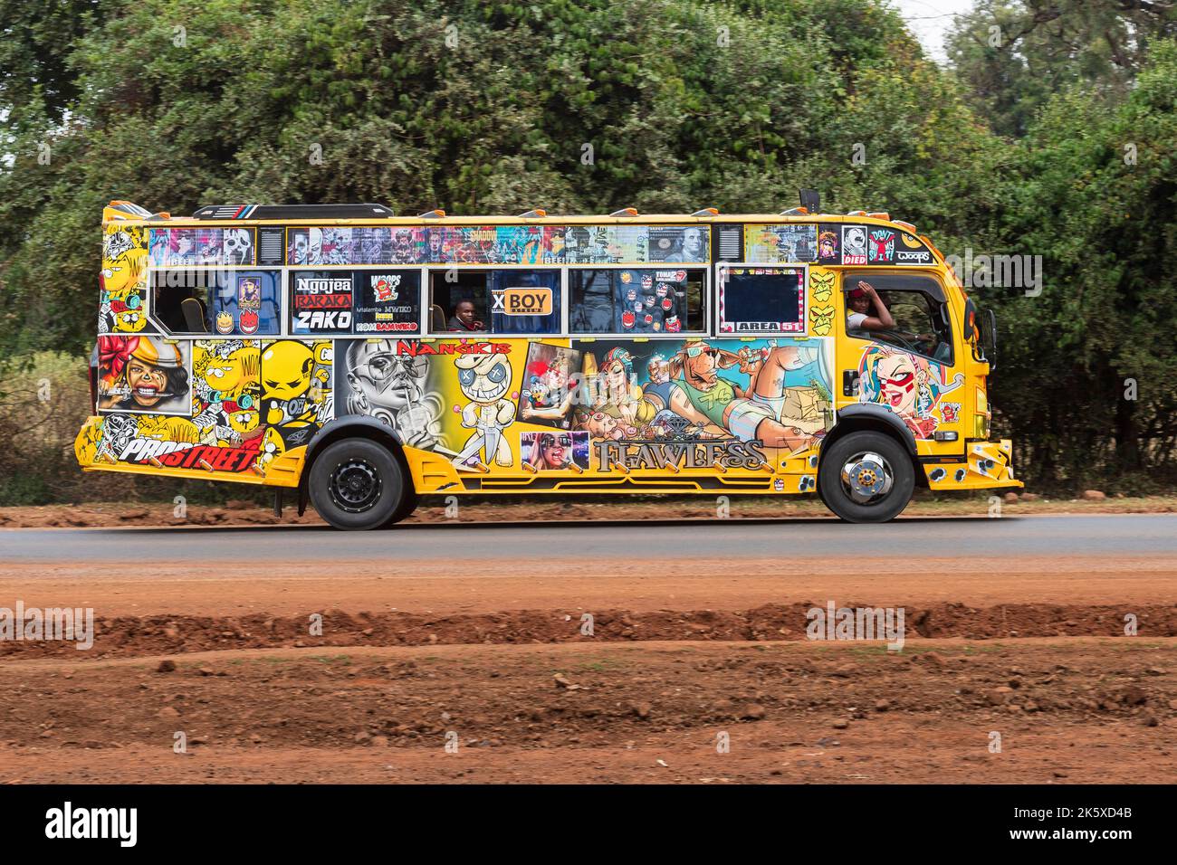 Un autobus con verniciatura personalizzata che guida lungo Ngong Road vicino al bivio con Oloolua Close. Molti autobus a Nairobi hanno vernice personalizzata, una vasta gamma o Foto Stock