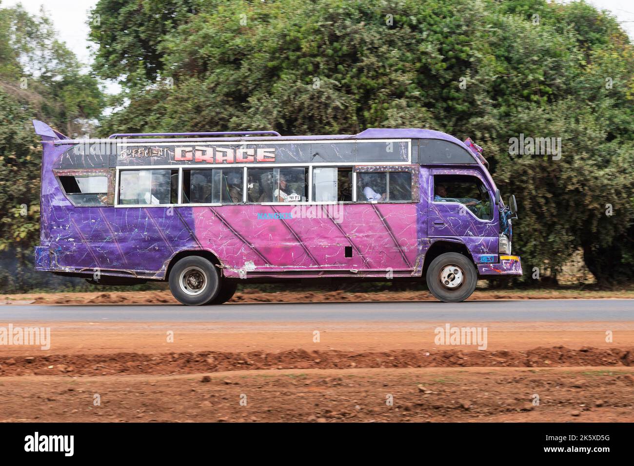 Un autobus con verniciatura personalizzata che guida lungo Ngong Road vicino al bivio con Oloolua Close. Molti autobus a Nairobi hanno vernice personalizzata, una vasta gamma o Foto Stock
