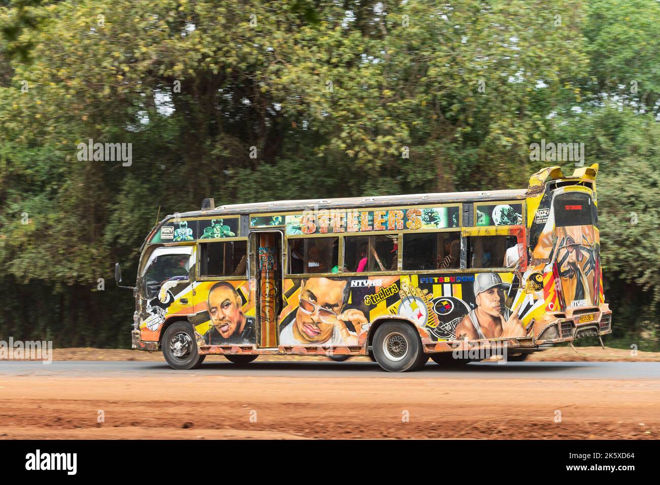 Un autobus con verniciatura personalizzata che guida lungo Ngong Road vicino al bivio con Oloolua Close. Molti autobus a Nairobi hanno vernice personalizzata, una vasta gamma o Foto Stock
