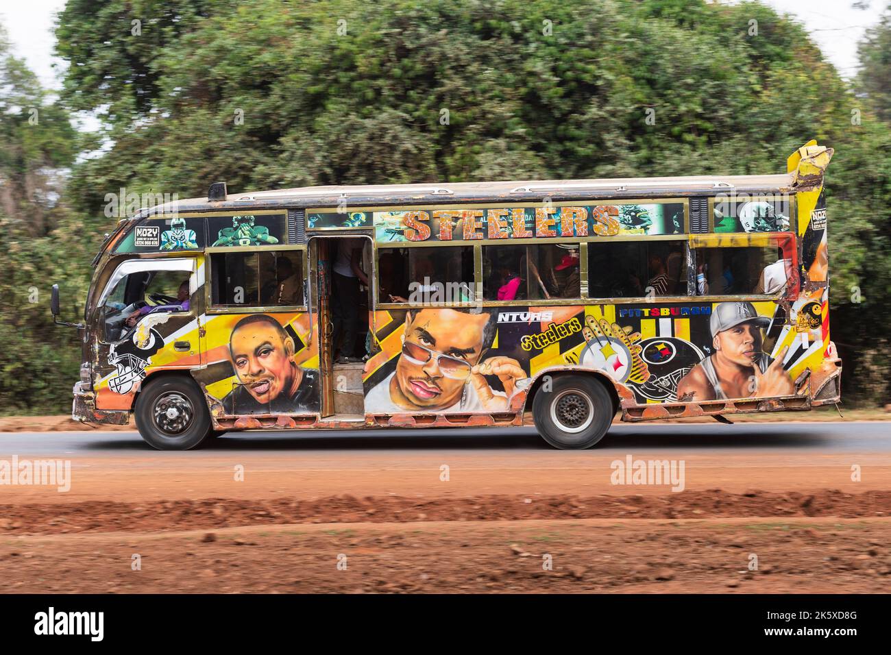 Un autobus con verniciatura personalizzata che guida lungo Ngong Road vicino al bivio con Oloolua Close. Molti autobus a Nairobi hanno vernice personalizzata, una vasta gamma o Foto Stock
